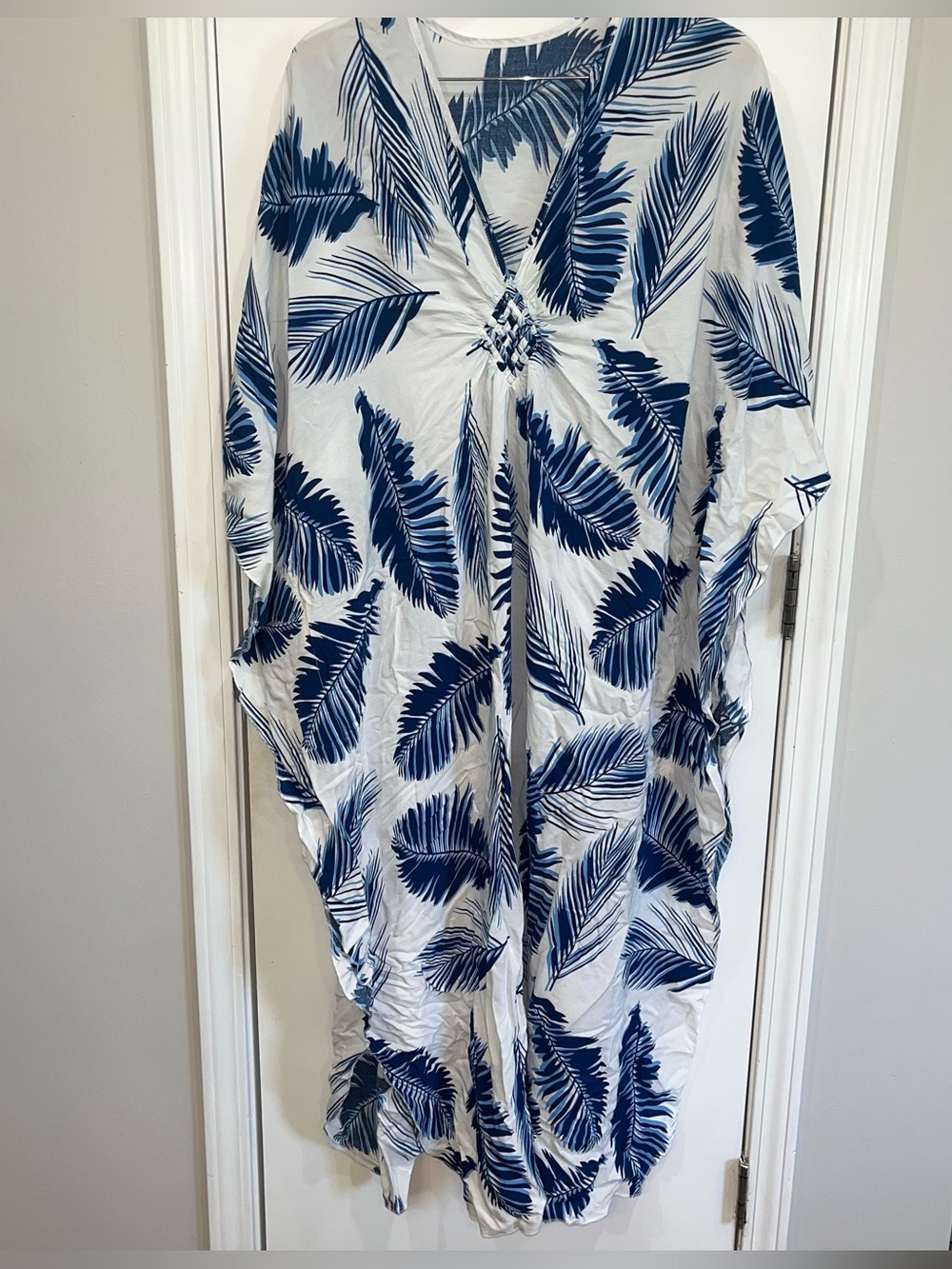 NWOT Medium / Large White and Blue Palm Leaf Kaftan - Swimsuit Cover Up